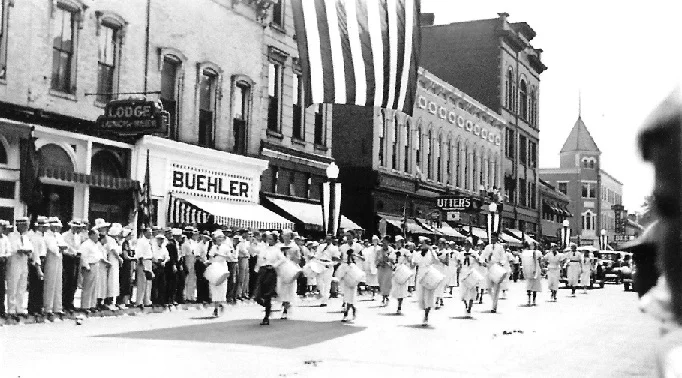 Parade Between 4th & 5th Stree Date Unknown 4 Enlarged Gloss facebook_1678000074